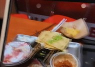 女子吃自助被扣押金后续！店里撒泼吐口水，商家却要自行承担损失