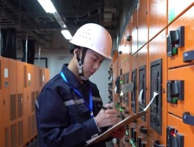 小机柜安装服务器的视频教程在哪里？安装过程中的注意事项是什么？