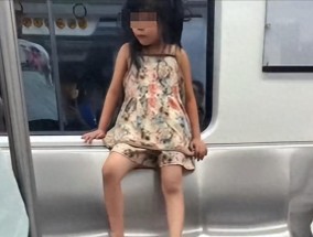 小孩地铁霸占仨座位后续！脱鞋踹人，家长不管，“地铁判官”出手