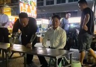 52岁刘强东宿迁街边吃大排档，喝的有点多，网友：真性情还是作秀