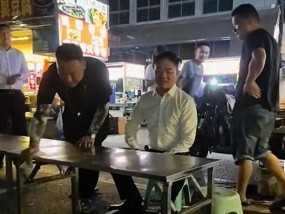 52岁刘强东宿迁街边吃大排档，喝的有点多，网友：真性情还是作秀