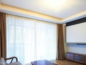 解决投影仪背景没有墙的问题的创意方案（在无墙背景下使用投影仪的简易解决方案）