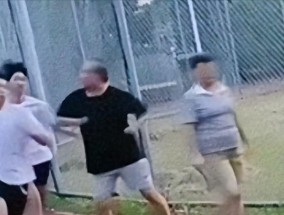 老人恶意肘击跑步学生，正脸曝光嘴脸狰狞丑恶，对准孩子胸口下手
