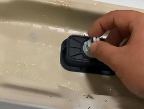 马桶冲水按钮卡住不回弹（马桶冲水按钮卡住不回弹的原因及解决方法）