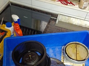 老式油烟机清洗指南（如何正确打开老式油烟机进行清洗）