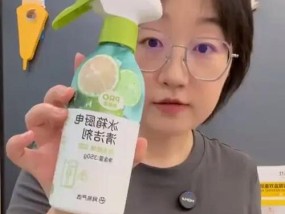 冰箱里的油污清理方法（轻松清除冰箱内的顽固油渍）