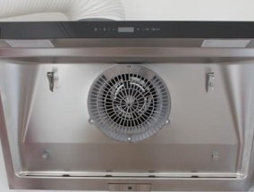 顶式油烟机的油盒清洗方法（轻松拆卸、彻底清洗）
