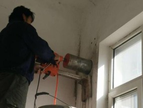 厨房油烟机排气孔清洗指南（如何彻底清洁厨房油烟机排气孔）