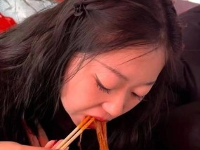 如何用手机拍摄挡脸的麻辣烫照片？