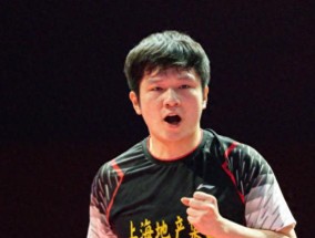 好久不见，樊振东整个人明显壮了！进行乒超热身，练到头发湿透