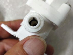 解决净水器冷水阀漏水问题的方法（修复漏水问题的简单步骤和技巧）
