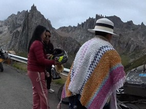 东北大妈进藏旅游，私自骑路边价值20万摩托，翻车后逃逸拉黑车主