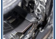 电脑显卡通常需要哪种电源接口？供电不足时会有什么表现？