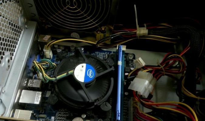 解决显示器无信号问题的有效方法（诊断与修复显示器无信号故障的必备技巧）  第1张