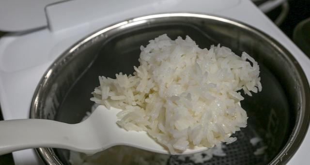 电饭煲煮米饭谁加多怎么办（解决电饭煲中加水量过多或过少的问题）  第1张