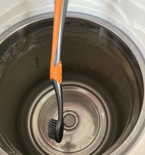 如何有效清洗洗衣机里的水垢（简单易行的方法让洗衣机焕然一新）  第3张