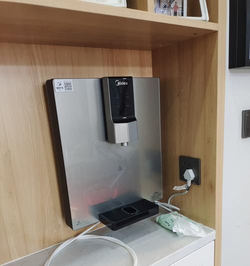 饮水机灯轮流闪烁的原因解析（探究饮水机灯轮流闪烁的背后原因及解决方法）  第1张
