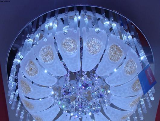 水晶灯坏了，如何维修（解决水晶灯故障的有效方法）  第1张