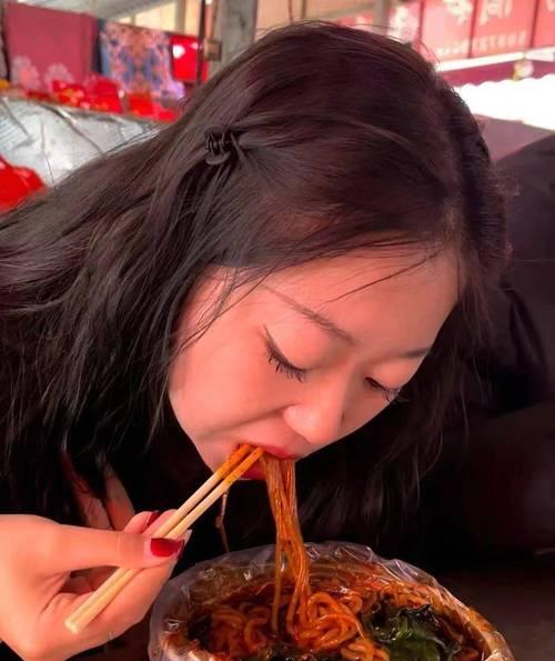 如何用手机拍摄挡脸的麻辣烫照片？  第1张