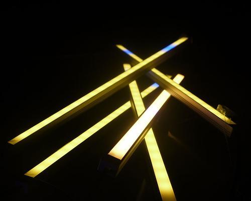 华硕主板上的灯带有什么作用？如何自定义灯带效果？  第3张