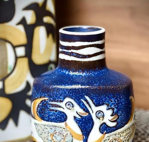 瓷器蓝色键盘是哪个品牌的产品？它的设计特点是什么？  第3张