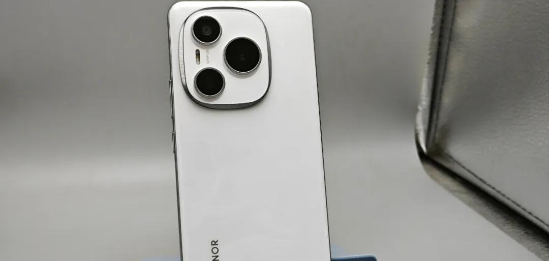 最低7550mAh，电池容量最大的四款手机，10000mAh明年也有了！  第2张