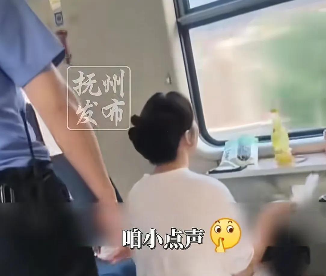 太狂了！女子凌晨5点火车上唱歌跳舞，面对劝阻反怼:有钱买卧铺去  第1张