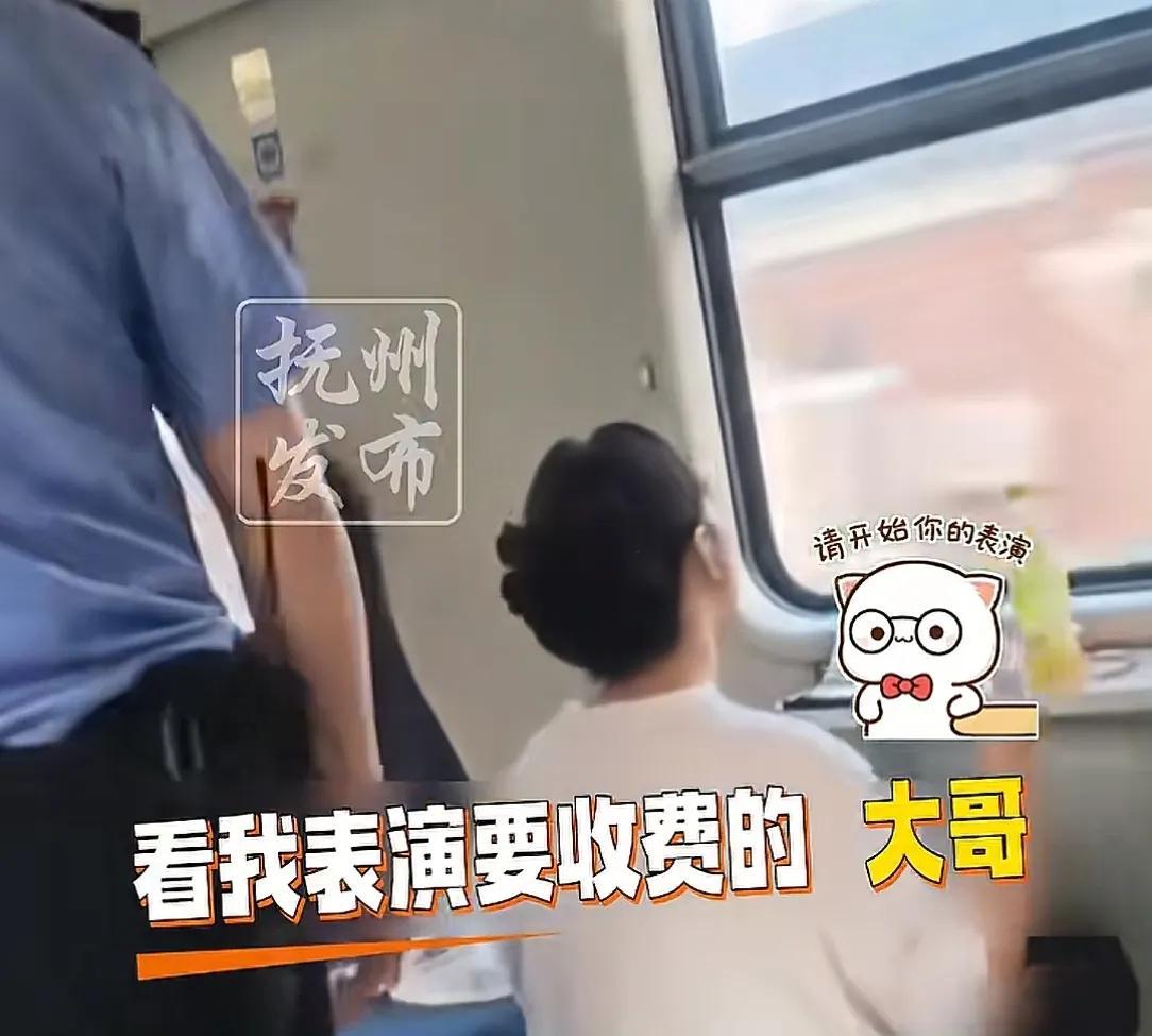 太狂了！女子凌晨5点火车上唱歌跳舞，面对劝阻反怼:有钱买卧铺去  第2张