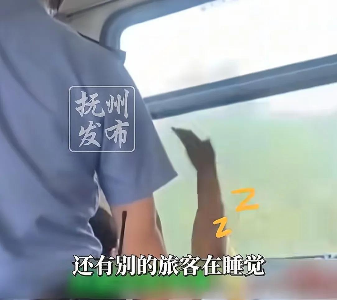 太狂了！女子凌晨5点火车上唱歌跳舞，面对劝阻反怼:有钱买卧铺去  第5张