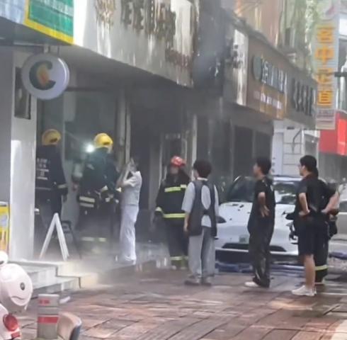 宠物店火灾监控曝光，店长冒死救生感动全网：没人比我更知道位置  第12张