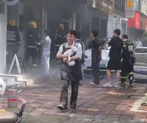 宠物店火灾监控曝光，店长冒死救生感动全网：没人比我更知道位置  第18张
