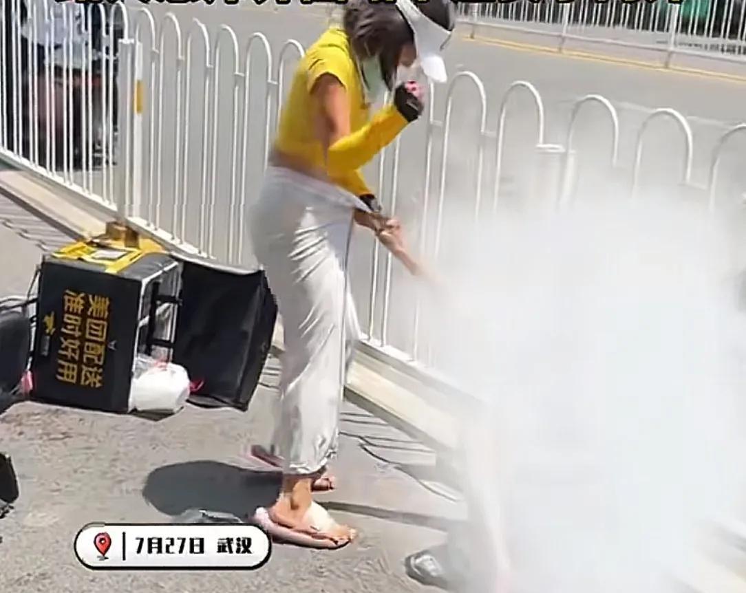 太恶劣！女骑手撞伤老人后想跑，被路人拦住后还动手打人  第1张