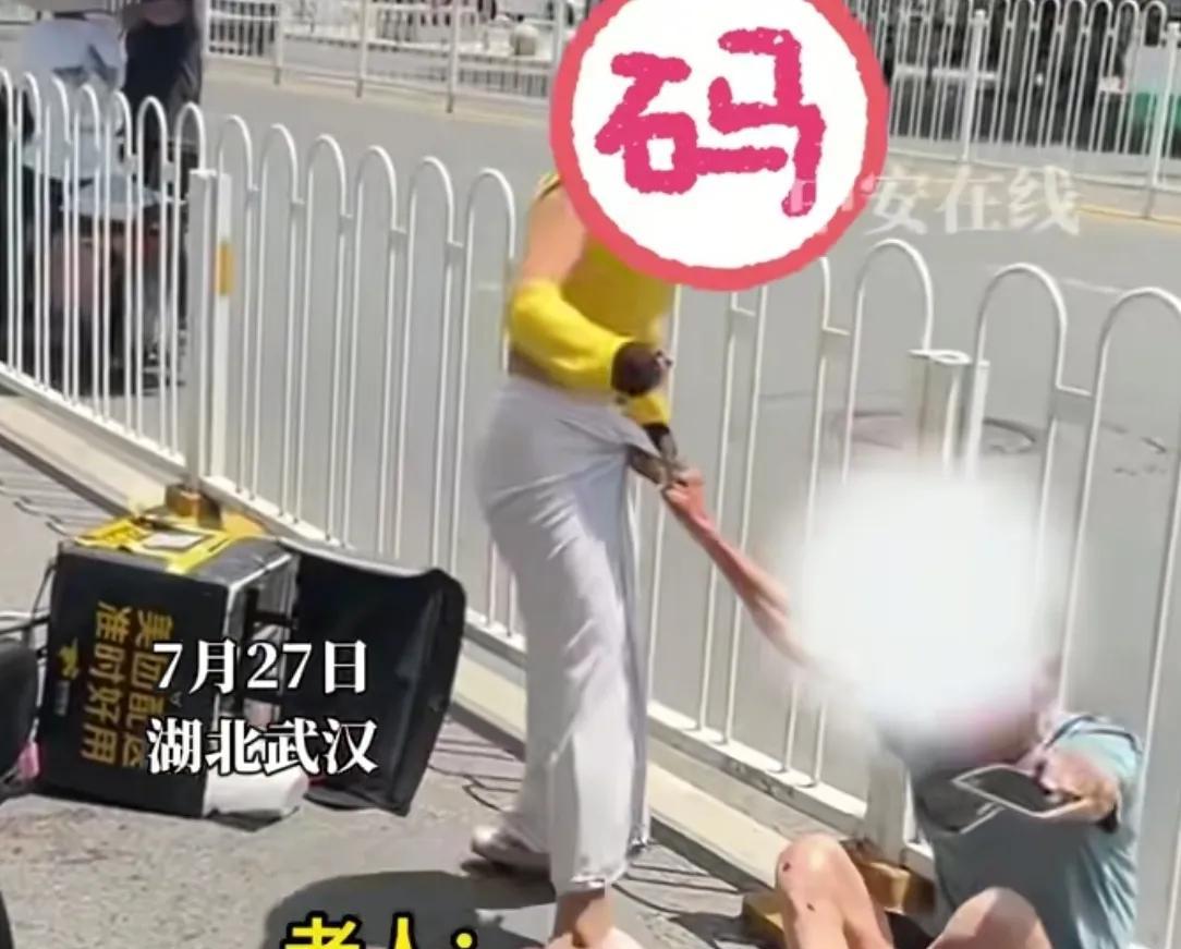 太恶劣！女骑手撞伤老人后想跑，被路人拦住后还动手打人  第2张