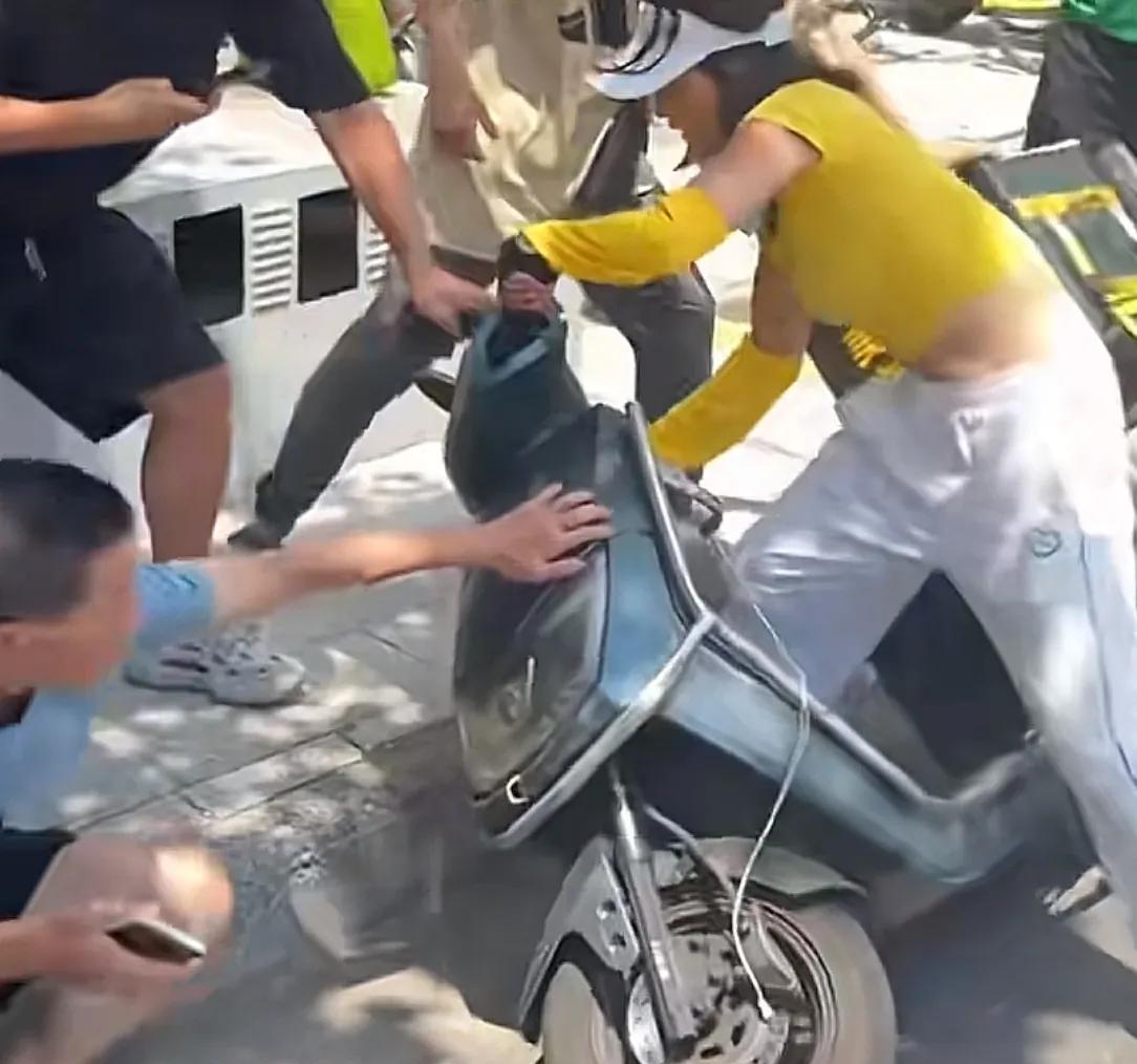 太恶劣！女骑手撞伤老人后想跑，被路人拦住后还动手打人  第4张