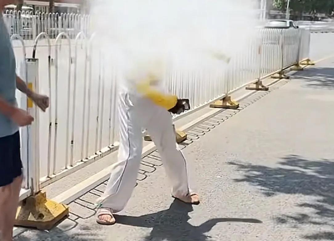 太恶劣！女骑手撞伤老人后想跑，被路人拦住后还动手打人  第6张