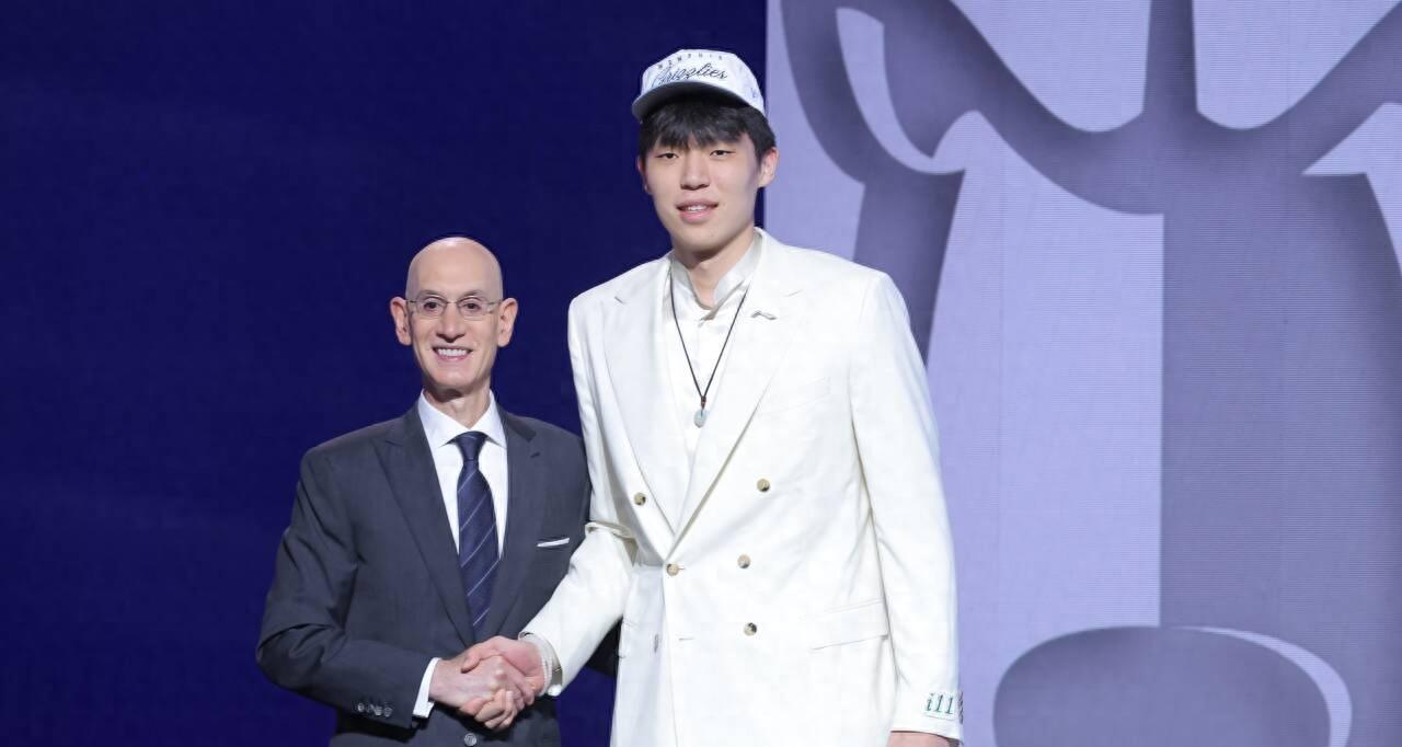 中国篮球再出一名NBA球员！继杨瀚森之后，22岁的他和篮网签约  第1张