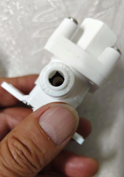 解决净水器冷水阀漏水问题的方法（修复漏水问题的简单步骤和技巧）  第1张