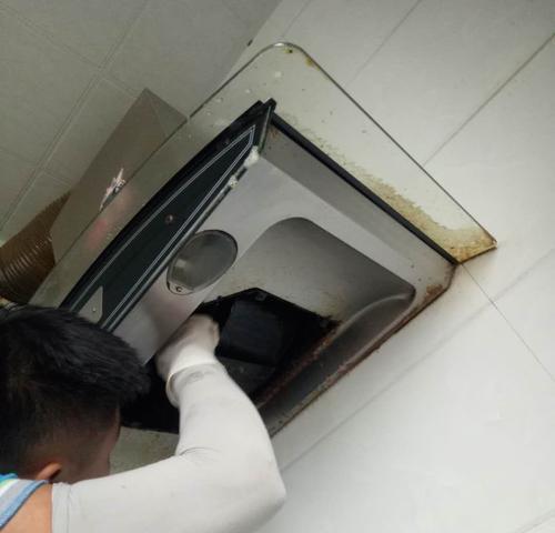 饭店油烟机重油烟清洗方法大揭秘（清洗技巧让你的油烟机恢复清新如新）  第2张