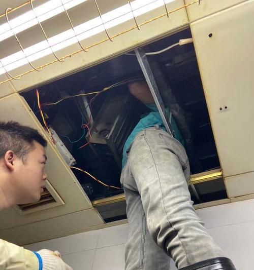 餐厅油烟机清洗方法，让厨房重新焕发清新（掌握清洗油烟机的正确方法）  第2张