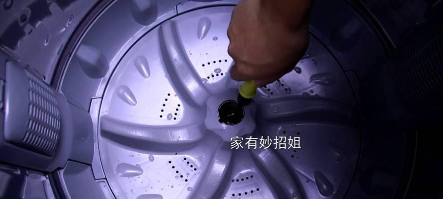 洗衣机洗完衣服有黑毛（洗衣机内部滤网未清理干净是导致洗完衣服有黑毛的主要原因）  第3张