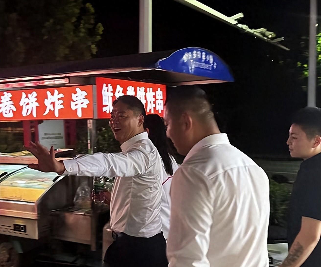 一觉醒来，刘强东“天塌了”！和老乡喝断片做鬼脸卖萌，全网疯传  第1张