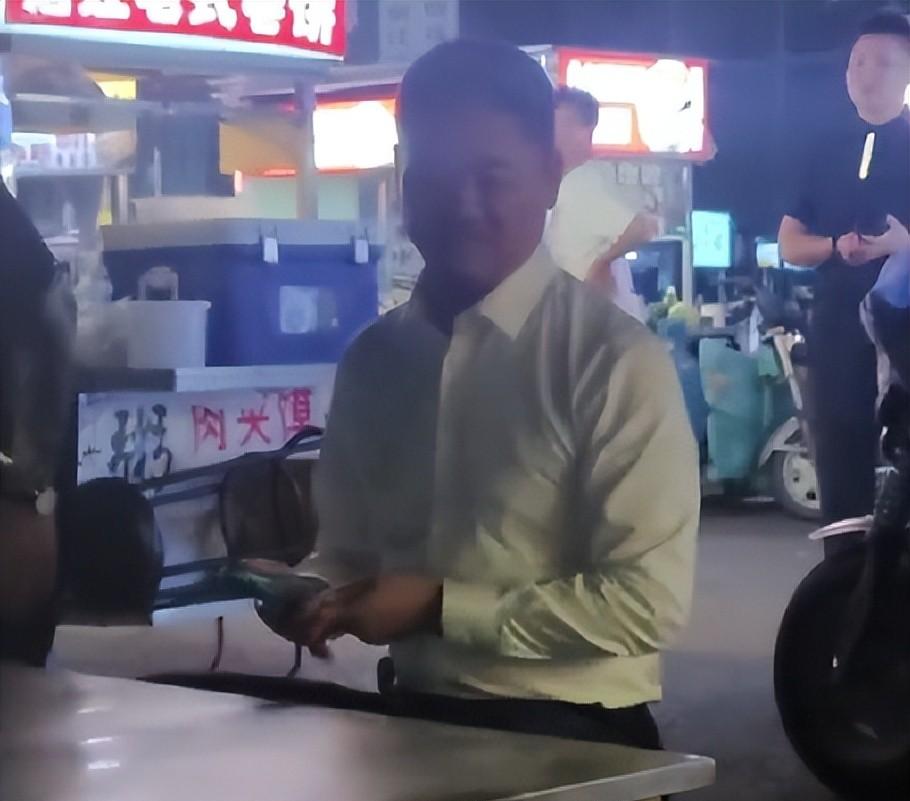 一觉醒来，刘强东“天塌了”！和老乡喝断片做鬼脸卖萌，全网疯传  第2张