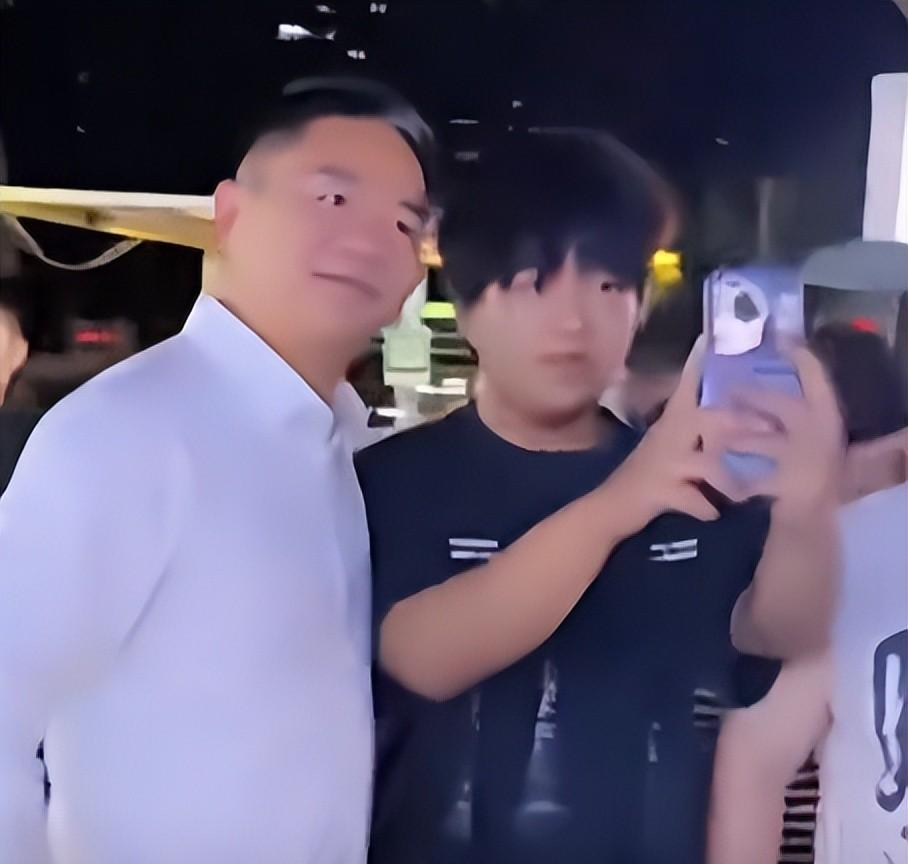 一觉醒来，刘强东“天塌了”！和老乡喝断片做鬼脸卖萌，全网疯传  第4张