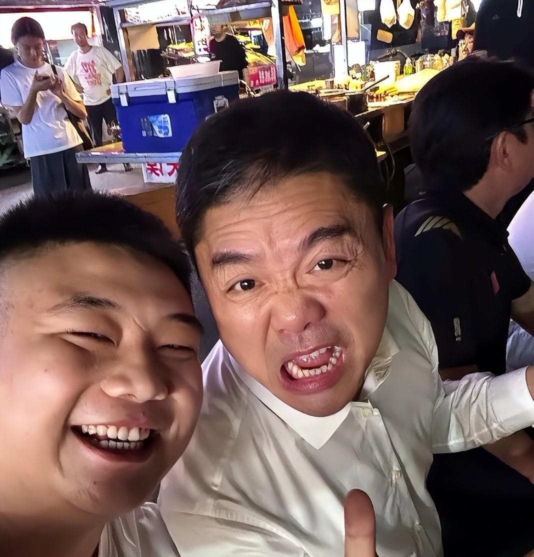 一觉醒来，刘强东“天塌了”！和老乡喝断片做鬼脸卖萌，全网疯传  第7张