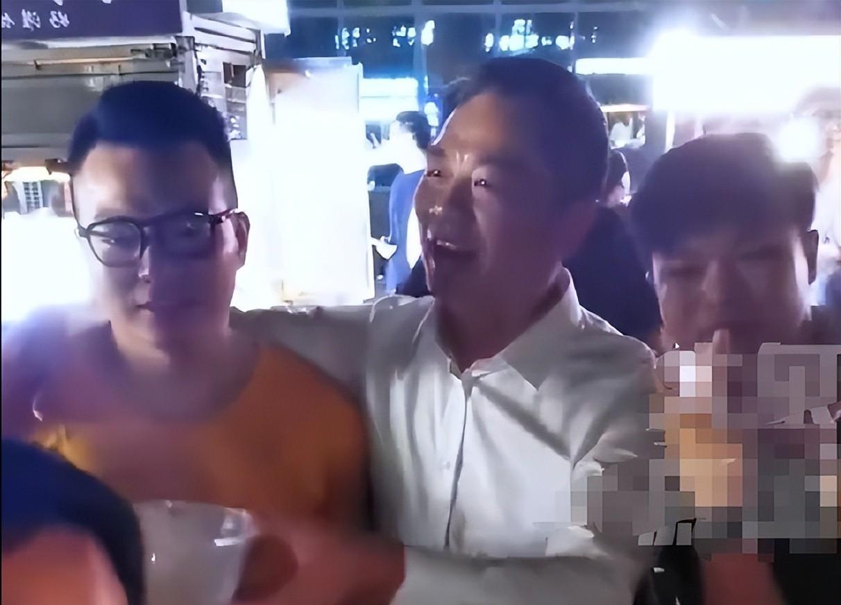 一觉醒来，刘强东“天塌了”！和老乡喝断片做鬼脸卖萌，全网疯传  第6张