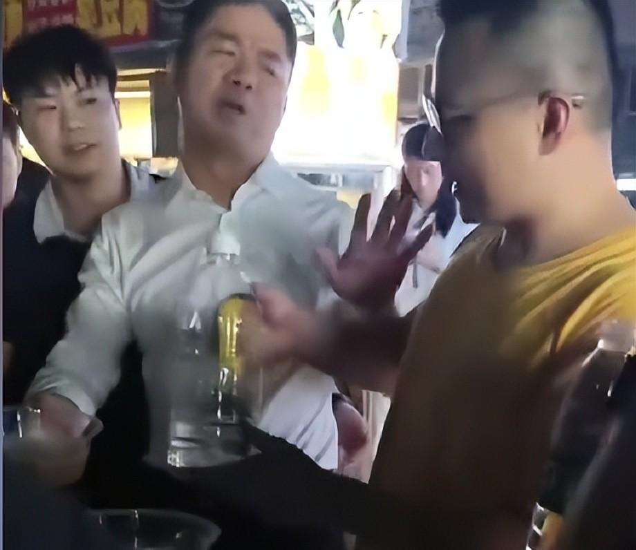 一觉醒来，刘强东“天塌了”！和老乡喝断片做鬼脸卖萌，全网疯传  第5张