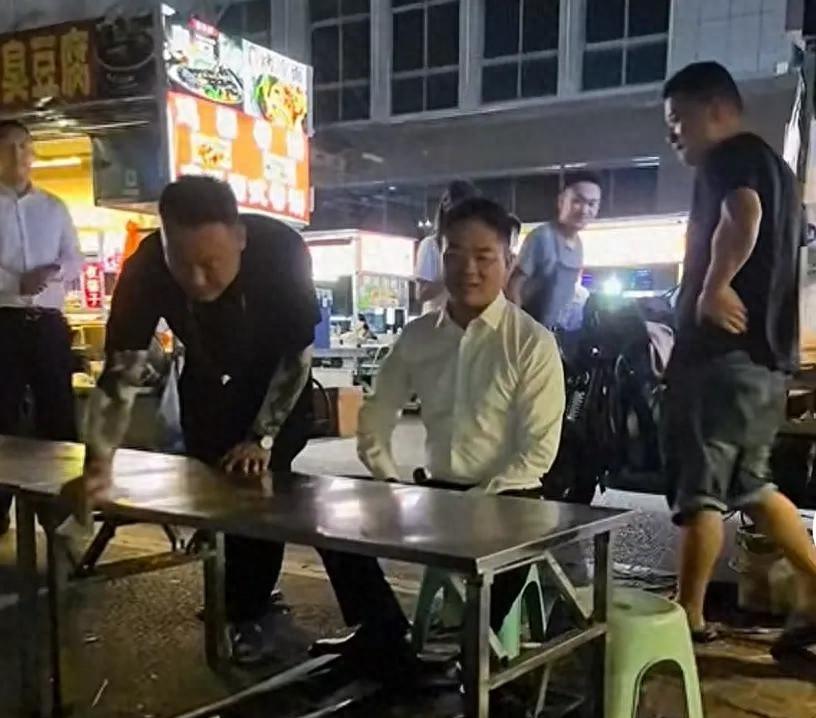 52岁刘强东宿迁街边吃大排档，喝的有点多，网友：真性情还是作秀  第1张