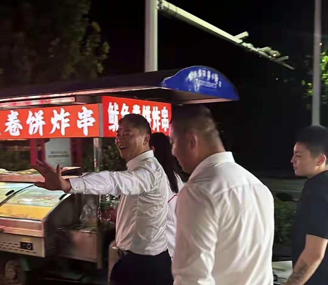 52岁刘强东宿迁街边吃大排档，喝的有点多，网友：真性情还是作秀  第4张