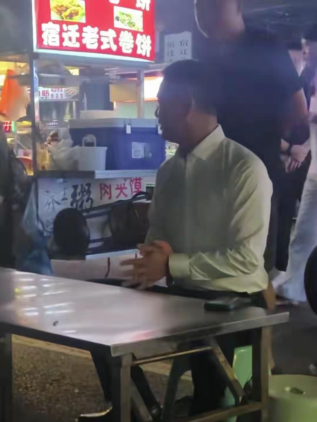 52岁刘强东宿迁街边吃大排档，喝的有点多，网友：真性情还是作秀  第5张