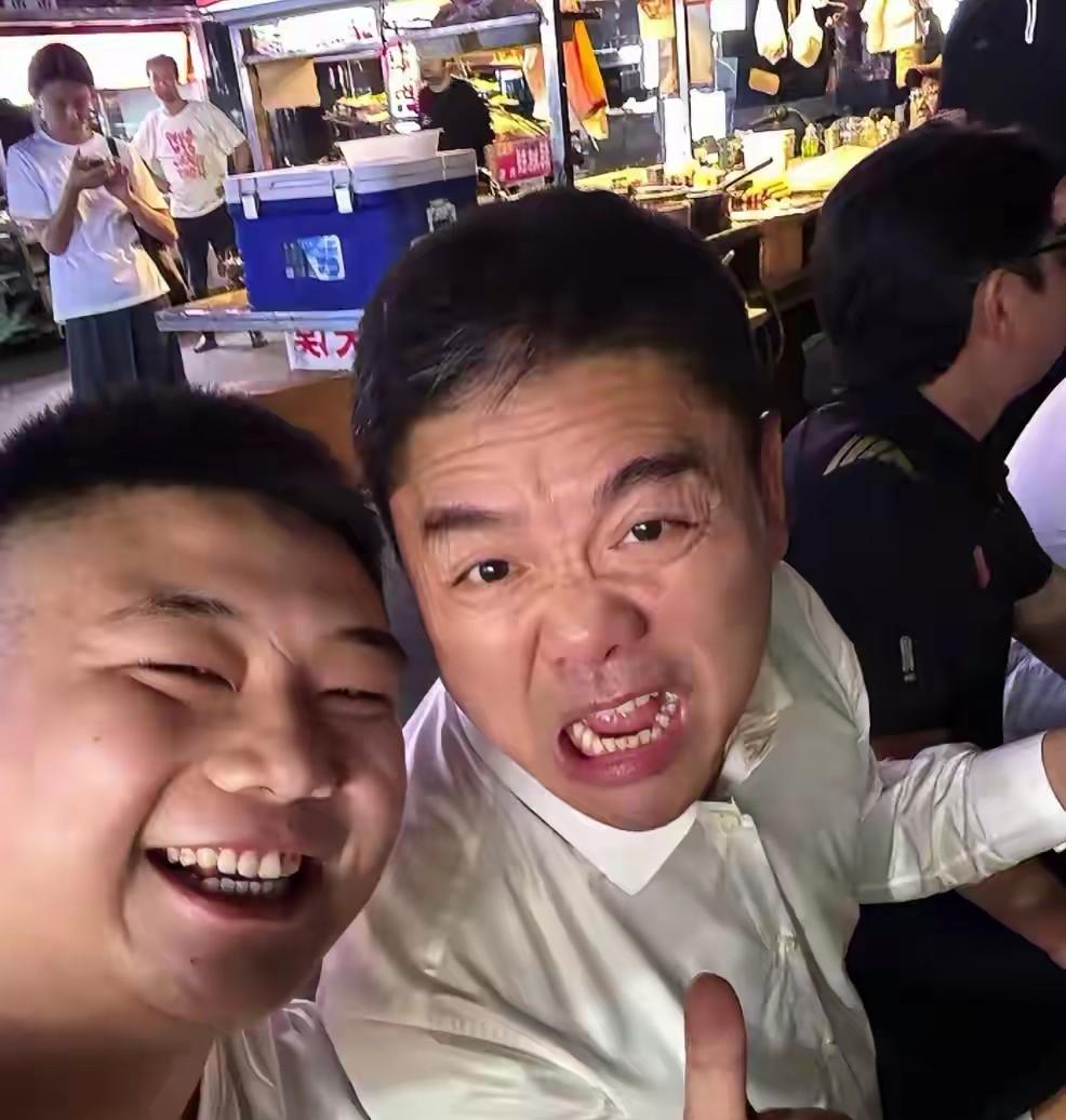 52岁刘强东宿迁街边吃大排档，喝的有点多，网友：真性情还是作秀  第7张
